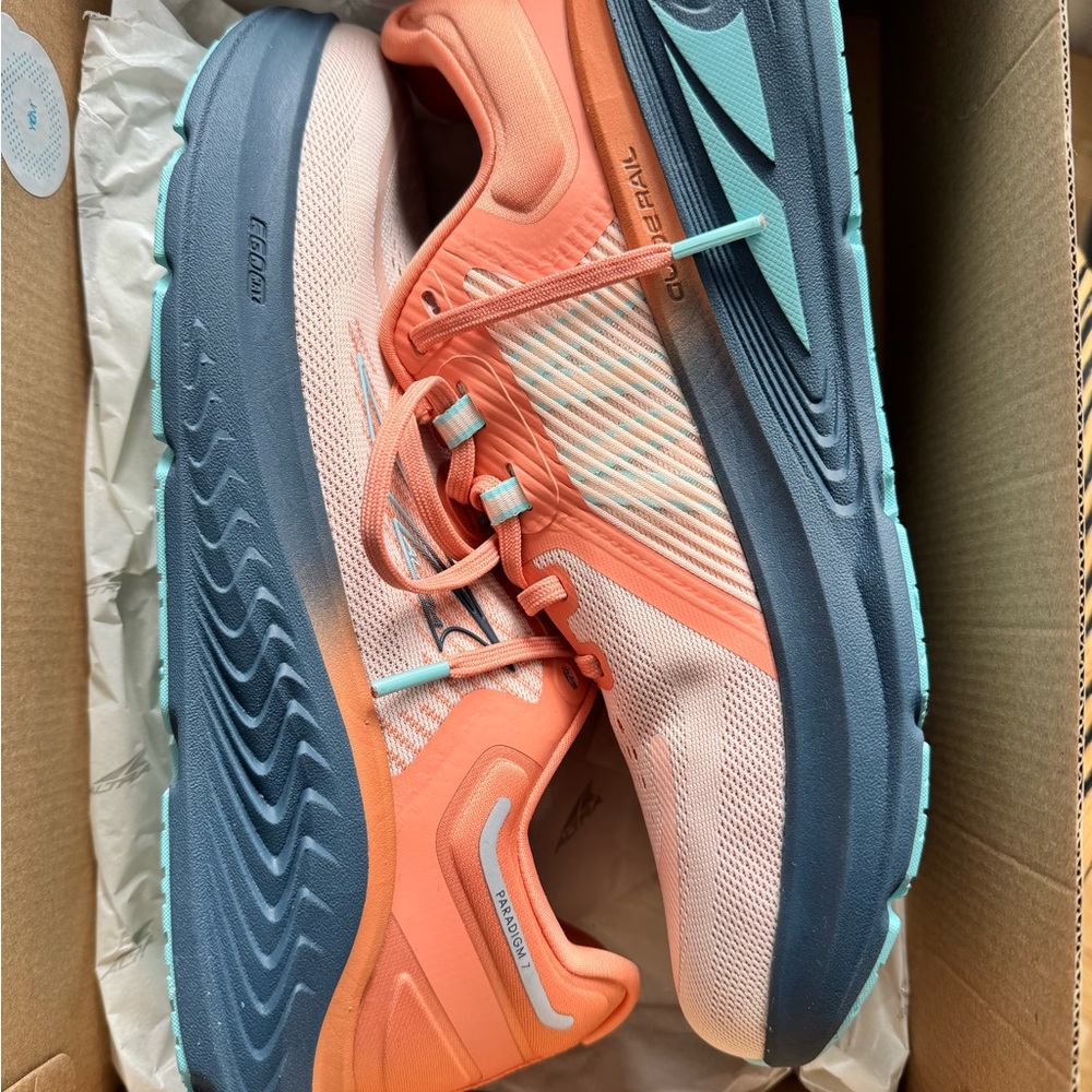 Altra Paradigm 7 Women's Peach and Teal Athletic Shoes size 10.5